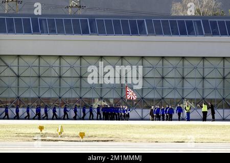 20120316 - SION, SCHWEIZ: Abbildung zeigt eine Zeremonie als belgisches Militärflugzeug C-130, das die Leichen der Opfer des Busunfalls trägt, bereitet sich auf den Abflug vom Flughafen Sion vor, Freitag, 16. März 2012, in Sion, Schweiz. Bei einem schrecklichen Busunfall am Dienstagabend in einem Tunnel, in Sierre, Valais, Schweiz, 28 Menschen, Darunter 22 Kinder, starben, 24 andere wurden verletzt. Die Kinder aus zwei Schulen von Lommel und Heverlee waren nach dem Skiurlaub auf dem Heimweg. BELGA FOTO NICOLAS MAETERLINCK Stockfoto