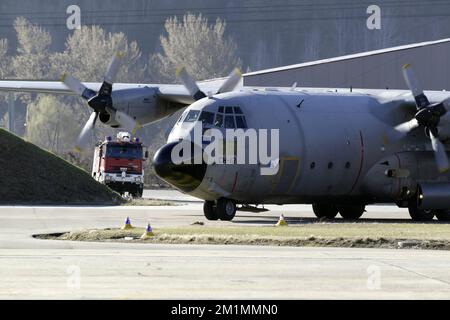 20120316 - SION, SCHWEIZ: Abbildung zeigt ein belgisches Militärflugzeug C-130, das die Leichen der Opfer des Busunfalls trägt und sich auf den Start am Flughafen von Sion, Freitag, den 16. März 2012, in Sion, Schweiz, vorbereitet. Bei einem schrecklichen Busunfall am Dienstagabend in einem Tunnel, in Sierre, Valais, Schweiz, 28 Menschen, Darunter 22 Kinder, starben, 24 andere wurden verletzt. Die Kinder aus zwei Schulen von Lommel und Heverlee waren nach dem Skiurlaub auf dem Heimweg. BELGA FOTO NICOLAS MAETERLINCK Stockfoto