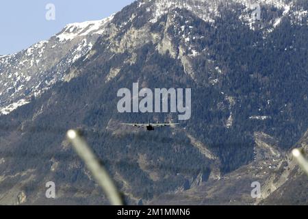 20120316 - SION, SCHWEIZ: Abbildung zeigt ein belgisches Militärflugzeug C-130, das die Leichen der Opfer des Busunfalls nach dem Start am Flughafen, Freitag, den 16. März 2012, in Sion, Schweiz, transportiert. Bei einem schrecklichen Busunfall am Dienstagabend in einem Tunnel, in Sierre, Valais, Schweiz, 28 Menschen, Darunter 22 Kinder, starben, 24 andere wurden verletzt. Die Kinder aus zwei Schulen von Lommel und Heverlee waren nach dem Skiurlaub auf dem Heimweg. BELGA FOTO NICOLAS MAETERLINCK Stockfoto