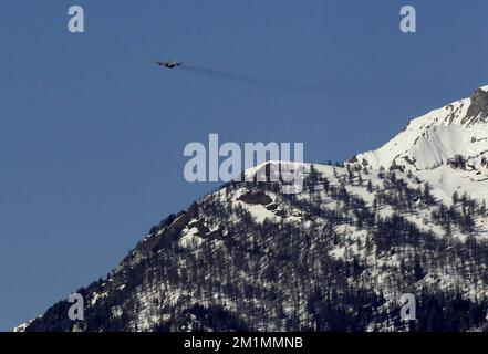 20120316 - SION, SCHWEIZ: Abbildung zeigt ein belgisches Militärflugzeug C-130, das die Leichen der Opfer des Busunfalls nach dem Start am Flughafen, Freitag, den 16. März 2012, in Sion, Schweiz, transportiert. Bei einem schrecklichen Busunfall am Dienstagabend in einem Tunnel, in Sierre, Valais, Schweiz, 28 Menschen, Darunter 22 Kinder, starben, 24 andere wurden verletzt. Die Kinder aus zwei Schulen von Lommel und Heverlee waren nach dem Skiurlaub auf dem Heimweg. BELGA FOTO NICOLAS MAETERLINCK Stockfoto