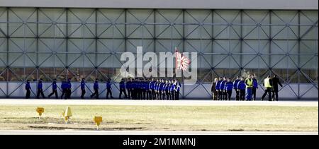 20120316 - SION, SCHWEIZ: Abbildung zeigt eine Zeremonie als belgisches Militärflugzeug C-130, das die Leichen der Opfer des Busunfalls trägt, bereitet sich auf den Abflug vom Flughafen Sion vor, Freitag, 16. März 2012, in Sion, Schweiz. Bei einem schrecklichen Busunfall am Dienstagabend in einem Tunnel, in Sierre, Valais, Schweiz, 28 Menschen, Darunter 22 Kinder, starben, 24 andere wurden verletzt. Die Kinder aus zwei Schulen von Lommel und Heverlee waren nach dem Skiurlaub auf dem Heimweg. BELGA FOTO NICOLAS MAETERLINCK Stockfoto