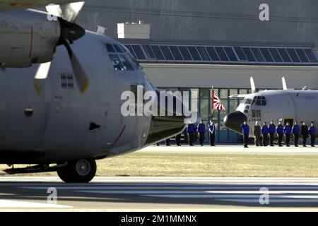 20120316 - SION, SCHWEIZ: Abbildung zeigt eine Zeremonie als belgisches Militärflugzeug C-130, das die Leichen der Opfer des Busunfalls trägt, bereitet sich auf den Abflug vom Flughafen Sion vor, Freitag, 16. März 2012, in Sion, Schweiz. Bei einem schrecklichen Busunfall am Dienstagabend in einem Tunnel, in Sierre, Valais, Schweiz, 28 Menschen, Darunter 22 Kinder, starben, 24 andere wurden verletzt. Die Kinder aus zwei Schulen von Lommel und Heverlee waren nach dem Skiurlaub auf dem Heimweg. BELGA FOTO NICOLAS MAETERLINCK Stockfoto