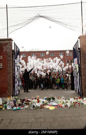 20120316 Uhr - HEVERLEE, BELGIEN: Kinder, die während der Schweigeminute am Tag der belgischen Trauer um die Grundschule (Basisschool - ecole Primaire) Sint-Lambertusschool in Heverlee, Freitag, den 16. März 2012, Ballons in der Luft lassen. Bei einem schrecklichen Busunfall am Dienstagabend in einem Tunnel, in Sierre, Valais, Schweiz, 28 Menschen, Darunter 22 Kinder, starben, 24 andere wurden verletzt. Die Kinder aus zwei Schulen von Lommel und Heverlee waren nach dem Skiurlaub auf dem Heimweg. BELGA FOTO CHRISTOPHE LEGASSE Stockfoto