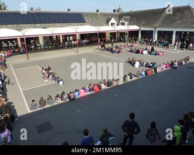 20120316 - ERPENT, BELGIEN: Kinder und Lehrer einer Schule in Erpent, nahe Namur, halten am Tag der nationalen Trauer, Freitag, den 16. März 2012, eine Schweigeminute auf dem Spielplatz. Bei einem schrecklichen Busunfall am Dienstagabend in einem Tunnel, in Sierre, Valais, Schweiz, 28 Menschen, Darunter 22 Kinder, starben, 24 andere wurden verletzt. Die Kinder aus zwei Schulen von Lommel und Heverlee waren nach dem Skiurlaub auf dem Heimweg. BELGA-FOTO-HANDZETTEL Stockfoto