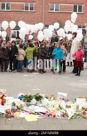 20120316 Uhr - HEVERLEE, BELGIEN: Kinder, die während der Schweigeminute am Tag der belgischen Trauer um die Grundschule (Basisschool - ecole Primaire) Sint-Lambertusschool in Heverlee, Freitag, den 16. März 2012, Ballons in der Luft lassen. Bei einem schrecklichen Busunfall am Dienstagabend in einem Tunnel, in Sierre, Valais, Schweiz, 28 Menschen, Darunter 22 Kinder, starben, 24 andere wurden verletzt. Die Kinder aus zwei Schulen von Lommel und Heverlee waren nach dem Skiurlaub auf dem Heimweg. BELGA FOTO CHRISTOPHE LEGASSE Stockfoto