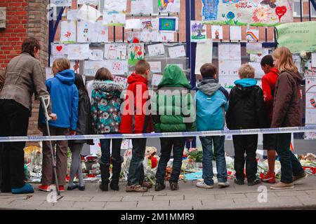 20120316 - HEVERLEE, BELGIEN: Illustration zeigt die Kinder, die die Blumen, Zeichnungen und Kerzen der Grundschule (Basisschool - ecole Primaire) Sint-Lambertusschool, in Heverlee, Freitag, den 16. März 2012, betrachten. Bei einem schrecklichen Busunfall am Dienstagabend in einem Tunnel, in Sierre, Valais, Schweiz, 28 Menschen, Darunter 22 Kinder, starben, 24 andere wurden verletzt. Die Kinder aus zwei Schulen von Lommel und Heverlee waren nach dem Skiurlaub auf dem Heimweg. BELGA FOTO CHRISTOPHE LEGASSE Stockfoto