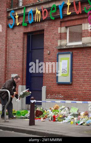 20120316 - HEVERLEE, BELGIEN: Abbildung zeigt einen Mann, der am Freitag, den 16. März 2012 in Heverlee Blumen vor der Haustür der Grundschule (Basisschool - ecole Primaire) Sint-Lambertusschool in Heverlee abstellt. Bei einem schrecklichen Busunfall am Dienstagabend in einem Tunnel, in Sierre, Valais, Schweiz, 28 Menschen, Darunter 22 Kinder, starben, 24 andere wurden verletzt. Die Kinder aus zwei Schulen von Lommel und Heverlee waren nach dem Skiurlaub auf dem Heimweg. BELGA FOTO CHRISTOPHE LEGASSE Stockfoto