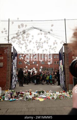 20120316 Uhr - HEVERLEE, BELGIEN: Kinder, die während der Schweigeminute am Tag der belgischen Trauer um die Grundschule (Basisschool - ecole Primaire) Sint-Lambertusschool in Heverlee, Freitag, den 16. März 2012, Ballons in der Luft lassen. Bei einem schrecklichen Busunfall am Dienstagabend in einem Tunnel, in Sierre, Valais, Schweiz, 28 Menschen, Darunter 22 Kinder, starben, 24 andere wurden verletzt. Die Kinder aus zwei Schulen von Lommel und Heverlee waren nach dem Skiurlaub auf dem Heimweg. BELGA FOTO CHRISTOPHE LEGASSE Stockfoto