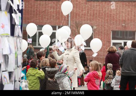 20120316 Uhr - HEVERLEE, BELGIEN: Kinder, die während der Schweigeminute am Tag der belgischen Trauer um die Grundschule (Basisschool - ecole Primaire) Sint-Lambertusschool in Heverlee, Freitag, den 16. März 2012, Ballons in der Luft lassen. Bei einem schrecklichen Busunfall am Dienstagabend in einem Tunnel, in Sierre, Valais, Schweiz, 28 Menschen, Darunter 22 Kinder, starben, 24 andere wurden verletzt. Die Kinder aus zwei Schulen von Lommel und Heverlee waren nach dem Skiurlaub auf dem Heimweg. BELGA FOTO CHRISTOPHE LEGASSE Stockfoto