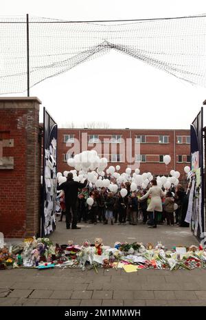 20120316 Uhr - HEVERLEE, BELGIEN: Kinder, die während der Schweigeminute am Tag der belgischen Trauer um die Grundschule (Basisschool - ecole Primaire) Sint-Lambertusschool in Heverlee, Freitag, den 16. März 2012, Ballons in der Luft lassen. Bei einem schrecklichen Busunfall am Dienstagabend in einem Tunnel, in Sierre, Valais, Schweiz, 28 Menschen, Darunter 22 Kinder, starben, 24 andere wurden verletzt. Die Kinder aus zwei Schulen von Lommel und Heverlee waren nach dem Skiurlaub auf dem Heimweg. BELGA FOTO CHRISTOPHE LEGASSE Stockfoto