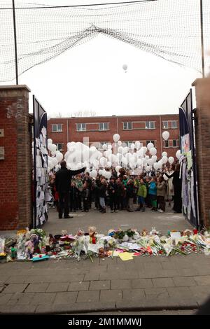 20120316 Uhr - HEVERLEE, BELGIEN: Kinder, die während der Schweigeminute am Tag der belgischen Trauer um die Grundschule (Basisschool - ecole Primaire) Sint-Lambertusschool in Heverlee, Freitag, den 16. März 2012, Ballons in der Luft lassen. Bei einem schrecklichen Busunfall am Dienstagabend in einem Tunnel, in Sierre, Valais, Schweiz, 28 Menschen, Darunter 22 Kinder, starben, 24 andere wurden verletzt. Die Kinder aus zwei Schulen von Lommel und Heverlee waren nach dem Skiurlaub auf dem Heimweg. BELGA FOTO CHRISTOPHE LEGASSE Stockfoto