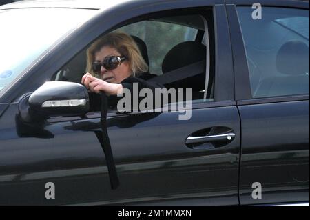 20120316 – MELSBROEK, BELGIEN: Eine Frau stellt am Freitag, den 16. März 2012, vor dem Militärflughafen Melsbroek ein schwarzes Band an ihrem Auto ein. Dienstagabend gab es einen dramatischen Busunfall in einem Tunnel, in Sierre, Schweiz Wallis. 28 Personen, darunter 22 Kinder, starben bei dem Unfall einer belgischen Kutsche, die 24 anderen Kinder wurden verletzt, die Kinder aus zwei Schulen von Lommel und Heverlee waren auf dem Heimweg vom Skiurlaub. BELGA FOTO DAVID STOCKMAN Stockfoto