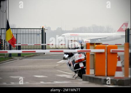 20120316 - MELSBROEK, BELGIEN: Abbildung zeigt ein Schweizer Flugzeug nach Landung am Melsbroek Militärflughafen, Freitag, 16. März 2012. Dienstagabend gab es einen dramatischen Busunfall in einem Tunnel, in Sierre, Schweiz Wallis. 28 Personen, darunter 22 Kinder, starben bei dem Unfall einer belgischen Kutsche, die 24 anderen Kinder wurden verletzt, die Kinder aus zwei Schulen von Lommel und Heverlee waren auf dem Heimweg vom Skiurlaub. BELGA FOTO DAVID STOCKMAN Stockfoto