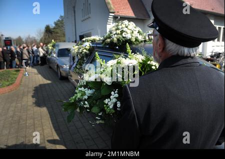 20120320 - LOMMEL, BELGIEN: Das Bild zeigt Blumen während der Beerdigung von Veerle Vanheukelom, der am Dienstag, den 20. März 2012, an der Skitour der Grundschule (Basisschool - ecole Primaire) 't Stekske in Lommel teilgenommen hatte. Am Abend des Dienstag, dem 13. März, ereignete sich ein schrecklicher Busunfall in einem Tunnel in Sierre, Valais, Schweiz. 28 Menschen, darunter 22 Kinder, starben, 24 weitere wurden verletzt. Die Kinder aus zwei Schulen von Lommel und Heverlee waren nach einem Skiurlaub auf dem Heimweg. BELGA FOTO YORICK JANSENS Stockfoto