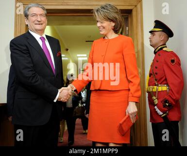 20120328 - TIRANA, ALBANIEN: Premierminister Prof. Dr. Sali Berisha und Prinzessin Mathilde von Belgien geben sich bei einem Treffen am ersten Tag des Besuchs der whoâ¿-Sonderbeauftragten für Immunisierung, Prinzessin Mathilde von Belgien, in Tirana (Albanien) am Mittwoch, den 28. März 2012 die Hand. Prinzessin Mathilde engagiert sich für das Gesundheitspersonal, und in Anerkennung ihrer entscheidenden Rolle bei der Immunisierung besucht sie Albanien vom 28. Bis 30. März. BELGA FOTO ERIC LALMAND Stockfoto