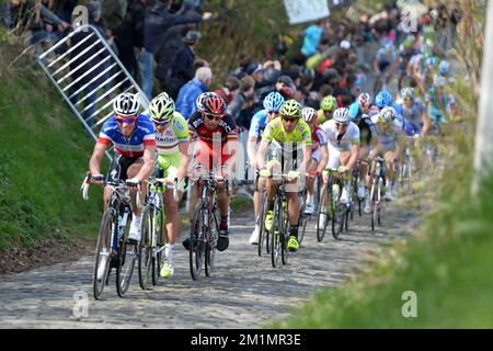 20120401 - KLUISBERGEN, BELGIEN: Französische Sylvain Chavanel vom Team Omega Pharma - Quick Step, italienische Alessandro Ballan vom BMC Racing Team und Filippo „Pippo“ Pozzato vom Farnese Vini-Selle Italia Team auf dem Hügel Oude Kwaremont, Während der 96.. Ausgabe des eintägigen Radrennens „Ronde van Vlaanderen - Tour des Flandres - Tour of Flanders“, 255 km von Brügge nach Oudenaarde, Sonntag, den 01. April 2012, in Kluisbergen. BELGA FOTO YORICK JANSENS Stockfoto