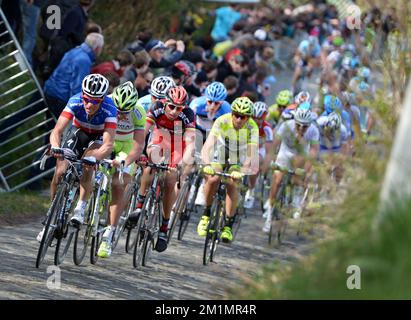 20120401 - KLUISBERGEN, BELGIEN: Französische Sylvain Chavanel vom Team Omega Pharma - Quick Step, italienische Alessandro Ballan vom BMC Racing Team und Filippo „Pippo“ Pozzato vom Farnese Vini-Selle Italia Team auf dem Hügel Oude Kwaremont, Während der 96.. Ausgabe des eintägigen Radrennens „Ronde van Vlaanderen - Tour des Flandres - Tour of Flanders“, 255 km von Brügge nach Oudenaarde, Sonntag, den 01. April 2012, in Kluisbergen. BELGA FOTO YORICK JANSENS Stockfoto