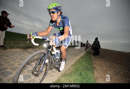 20120408 - ROUBAIX, FRANKREICH: Team Movistar Rider in Aktion während des eintägigen Radrennen Paris-Roubaix, 257,5 km von Paris nach Roubaix, Sonntag, 08. April 2012 in Frankreich Stockfoto