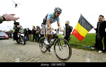 20120408 - ROUBAIX, FRANKREICH: Belgischer Tom Boonen vom Team Omega Pharma - Kurzstreckenfahrten während des eintägigen Radrennens Paris-Roubaix, 257,5 km von Paris nach Roubaix, Sonntag, den 08. April 2012 in Frankreich. BELGA FOTO BENOIT DOPPPAGNE Stockfoto