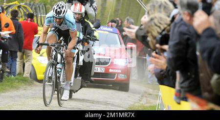 20120408 - ROUBAIX, FRANKREICH: Belgischer Tom Boonen vom Team Omega Pharma - Kurzstreckenfahrten während des eintägigen Radrennens Paris-Roubaix, 257,5 km von Paris nach Roubaix, Sonntag, den 08. April 2012 in Frankreich. BELGA FOTO BENOIT DOPPPAGNE Stockfoto