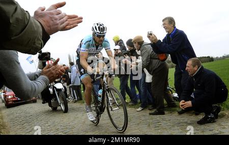 20120408 - ROUBAIX, FRANKREICH: Belgischer Tom Boonen vom Team Omega Pharma - Kurzstreckenfahrten während des eintägigen Radrennens Paris-Roubaix, 257,5 km von Paris nach Roubaix, Sonntag, den 08. April 2012 in Frankreich. BELGA FOTO BENOIT DOPPPAGNE Stockfoto