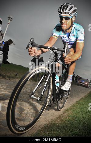 20120408 - ROUBAIX, FRANKREICH: Belgischer Tom Boonen vom Team Omega Pharma - Quick Step in Action während des eintägigen Radrennen Paris-Roubaix, 257,5 km von Paris nach Roubaix, Sonntag, 08. April 2012 in Frankreich. Stockfoto