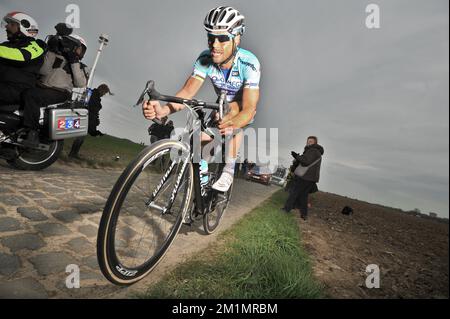 20120408 - ROUBAIX, FRANKREICH: Belgischer Tom Boonen vom Team Omega Pharma - Quick Step in Action während des eintägigen Radrennen Paris-Roubaix, 257,5 km von Paris nach Roubaix, Sonntag, 08. April 2012 in Frankreich. Stockfoto