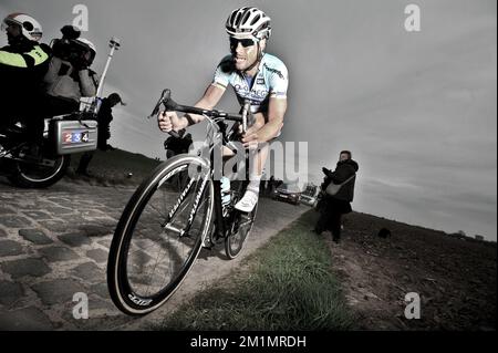 20120408 - ROUBAIX, FRANKREICH: Belgischer Tom Boonen vom Team Omega Pharma - Quick Step in Action während des eintägigen Radrennen Paris-Roubaix, 257,5 km von Paris nach Roubaix, Sonntag, 08. April 2012 in Frankreich. Stockfoto