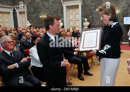 20120419 – BRÜSSEL, BELGIEN: Onkologieprofessor Jean-Pascal Machiels und Prinzessin Mathilde von Belgien, abgebildet während der Preisverleihung für den Inbev-Baillet Latour Award für Gesundheit und klinische Forschung, in Brüssel, Donnerstag, den 19. April 2012. BELGA FOTO BRUNO FAHY Stockfoto