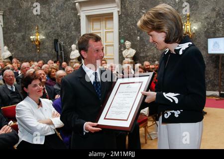 20120419 – BRÜSSEL, BELGIEN: Onkologieprofessor Jean-Pascal Machiels und Prinzessin Mathilde von Belgien, abgebildet während der Preisverleihung für den Inbev-Baillet Latour Award für Gesundheit und klinische Forschung, in Brüssel, Donnerstag, den 19. April 2012. BELGA FOTO BRUNO FAHY Stockfoto