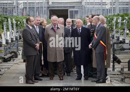 20120515 - BEVEREN, BELGIEN: Bürgermeister von Beveren Marc Van De Vijver (2. l), Königin Paola von Belgien, König Albert II von Belgien, Privatsekretär des Königs von Belgien, Jacques van Ypersele de Strihou, und Gouverneur der Provinz Ostflandern, Andre Denys, gemalt bei einem Besuch von König Albert II. Von Belgien und Königin Paola von Belgien in Aardbeicomite (Comite de la Fraise) in Melsele, Belgien anlässlich des 50.-jährigen Bestehens am Dienstag, den 15. Mai 2012. BELGA FOTO KRISTOF VAN ACCOM Stockfoto