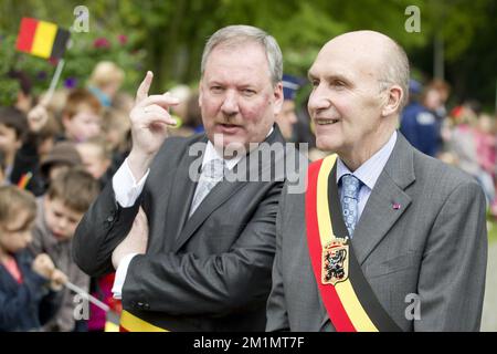 20120515 - BEVEREN, BELGIEN: Marc Van De Vijver, Bürgermeister von Beveren, Und Andre Denys, Gouverneur von Oost-Vlaanderen (R), vor einem Besuch von König Albert II. Von Belgien und Königin Paola von Belgien im Erdbeerausschuss (Aardbeicomite - Comite de la Fraise) in Melsele, Belgien, anlässlich ihres 50.-jährigen Bestehens am Dienstag, den 15. Mai 2012, abgebildet. BELGA FOTO KRISTOF VAN ACCOM Stockfoto
