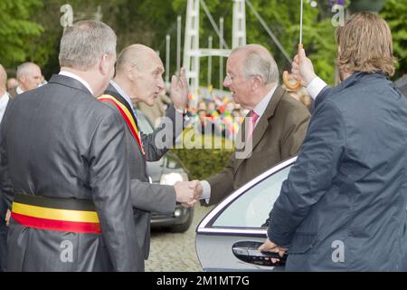 20120515 - BEVEREN, BELGIEN: Andre Denys, Gouverneur von Oost-Vlaanderen (2. l), Marc Van De Vijver, Bürgermeister von Beveren (L), König Albert II. Von Belgien, Bild bei einem Besuch von König Albert II. Von Belgien und Königin Paola von Belgien im Erdbeerausschuss (Aardbeicomite - Comite de la Fraise) In Melsele, Belgien, zum 50.. Geburtstag, Dienstag, den 15. Mai 2012. BELGA FOTO KRISTOF VAN ACCOM Stockfoto