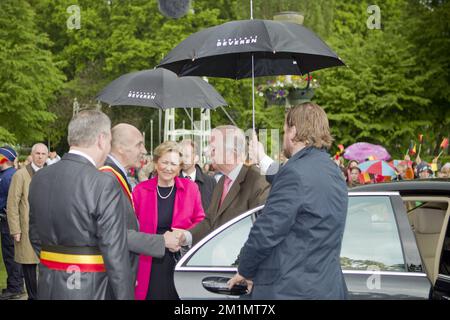 20120515 - BEVEREN, BELGIEN: Andre Denys, Gouverneur von Oost-Vlaanderen (2. l), Marc Van De Vijver, Bürgermeister von Beveren (L), König Albert II und Königin Paola von Belgien, Bild bei einem Besuch von König Albert II. Von Belgien und Königin Paola von Belgien des Erdbeerkomitees (Aardbeicomite - Comite de la Fraise) in Melsele, Belgien, zum 50.. Geburtstag am Dienstag, den 15. Mai 2012. BELGA FOTO KRISTOF VAN ACCOM Stockfoto