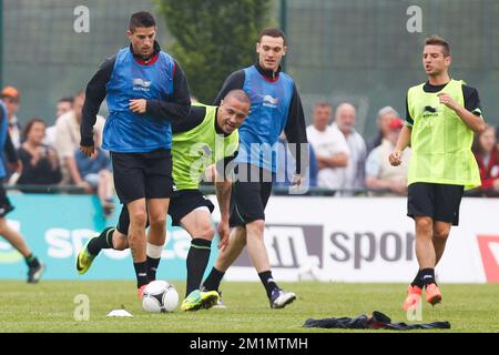 20120530 – ANGLEUR, BELGIEN: Kevin Mirallas aus Belgien, Radja Nainggolan aus Belgien, Thomas Vermaelen aus Belgien und Dries Mertens aus Belgien kämpfen während eines Trainings der Red Devils, der belgischen Fußballnationalmannschaft, am Mittwoch, den 30. Mai 2012 in Angleur um den Ball. Das Team bereitet sich auf ein Freundschaftsspiel gegen England am nächsten Samstag vor. BELGA FOTO BRUNO FAHY Stockfoto