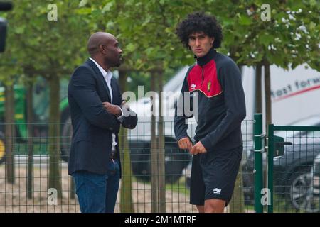 20120530 – ANGLEUR, BELGIEN: Ehemaliger Spieler Ali Lukunku und belgischer Marouane Fellaini, gefilmt während eines Trainings der Red Devils, der belgischen Nationalmannschaft, am Mittwoch, den 30. Mai 2012 in Angleur. Das Team bereitet sich auf ein Freundschaftsspiel gegen England am nächsten Samstag vor. BELGA FOTO BRUNO FAHY Stockfoto