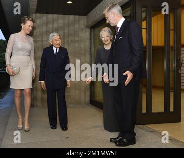 20120612 Uhr – TOKIO, JAPAN: Prinzessin Mathilde von Belgien, japanischer Kaiser Akihito, Kaiserin Michiko und Kronprinz Philippe von Belgien vor einem Abendessen im Kaiserpalast am dritten Tag der Wirtschaftsreise nach Japan, Dienstag, den 12. Juni 2012. BELGA FOTO BENOIT DOPPPAGNE Stockfoto