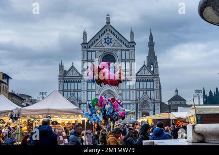 Weihnachtsmarkt in der Kathedrale Santa Croce in Florenz, Italien Stockfoto