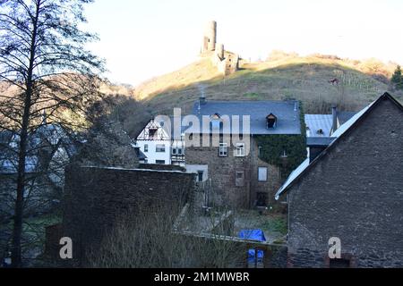 Philippsburg über Monreal Stockfoto