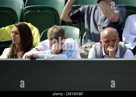 20120630 – LONDON, VEREINIGTES KÖNIGREICH: David Goffins Freundin Stephanie, David Goffins Trainer Reginald Willems und David Goffins Vater Michel, die während des dritten Männerspiels zwischen dem belgischen David Goffin (ATP 70) und American Mardy Fish (ATP 12) abgebildet wurden Beim Grand Slam Tennis Turnier 2012 in Wimbledon im All England Tennis Club im Südwesten Londons, Samstag, 30. Juni 2012. BELGA FOTO DIRK WAEM Stockfoto