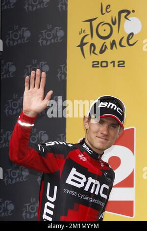 20120703 – BOULOGNE-SUR-MER, FRANKREICH: US Tejay Van Garderen vom BMC Racing Team feiert auf dem Podium mit dem weißen Trikot des besten jungen Fahrers, nach der dritten Etappe der 99.. Ausgabe des Radrennens Tour de France, 197km von Orchies nach Boulogne-sur-Mer, Frankreich Dienstag, 03. Juli 2012. BELGA FOTO KRISTOF VAN ACCOM Stockfoto