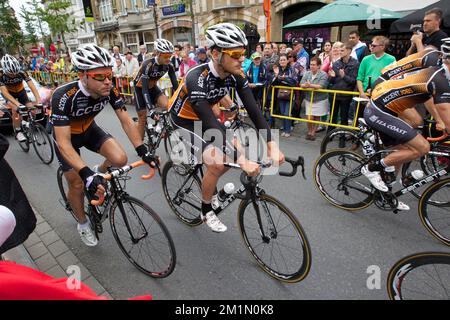 20120708 - ROESELARE, BELGIEN: Abbildung zeigt die Fahrer von Accent Jobs - Willems-Team von Veranda mit einem schwarzen Band zum Gedenken an Rob Goris zu Beginn des GP Jean-Pierre Monsere-Radrennen in Roeselare, Sonntag, den 08. Juli 2012. Die belgische Fahrradwelt ist schockiert nach dem unerwarteten Tod von Accent Jobs, dem Radfahrer Rob Goris, der in Veranda Willems, ein ehemaliger professioneller Eishockeyspieler, in seinem Hotel in Honfleur, Frankreich, war. Goris nahm nicht an der Tour Teil. Mittwochabend war er Gast in der TV-Talkshow „Vive le Velo“ der Tour de France des VRT. Goris, nur 30 Yen Stockfoto