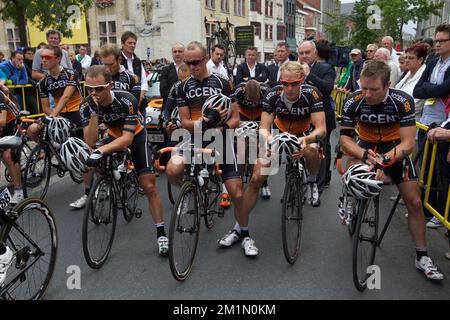 20120708 - ROESELARE, BELGIEN: Abbildung zeigt die Fahrer von Accent Jobs - Willems-Team von Veranda mit einem schwarzen Band zum Gedenken an Rob Goris zu Beginn des GP Jean-Pierre Monsere-Radrennen in Roeselare, Sonntag, den 08. Juli 2012. Die belgische Fahrradwelt ist schockiert nach dem unerwarteten Tod von Accent Jobs, dem Radfahrer Rob Goris, der in Veranda Willems, ein ehemaliger professioneller Eishockeyspieler, in seinem Hotel in Honfleur, Frankreich, war. Goris nahm nicht an der Tour Teil. Mittwochabend war er Gast in der TV-Talkshow „Vive le Velo“ der Tour de France des VRT. Goris, nur 30 Yen Stockfoto