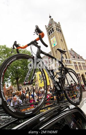 20120708 Uhr - ROESELARE, BELGIEN: Das Fahrrad des Radfahrers Rob Goris, das auf dem Accent Jobs abgebildet ist - Verandas Willems-Auto zu Beginn des GP Jean-Pierre Monsere Radrennen in Roeselare, Sonntag, den 08. Juli 2012. Die belgische Fahrradwelt ist schockiert nach dem unerwarteten Tod von Accent Jobs, dem Radfahrer Rob Goris, der in Veranda Willems, ein ehemaliger professioneller Eishockeyspieler, in seinem Hotel in Honfleur, Frankreich, war. Goris nahm nicht an der Tour Teil. Mittwochabend war er Gast in der TV-Talkshow „Vive le Velo“ der Tour de France des VRT. Goris, erst 30 Jahre alt, starb an einem Herzstillstand. BELG Stockfoto