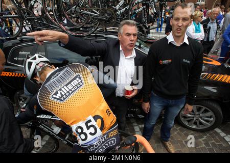 20120708 Uhr – ROESELARE, BELGIEN: Belgischer stellvertretender Teamleiter Lucien Van Impe von Accent. Jobs-Willems Veranda wird zu Beginn des GP Jean-Pierre Monsere Radrennen in Roeselare, Sonntag, den 08. Juli 2012, gezeigt. Die belgische Fahrradwelt ist schockiert nach dem unerwarteten Tod von Accent Jobs, dem Radfahrer Rob Goris, der in Veranda Willems, ein ehemaliger professioneller Eishockeyspieler, in seinem Hotel in Honfleur, Frankreich, war. Goris nahm nicht an der Tour Teil. Mittwochabend war er Gast in der TV-Talkshow „Vive le Velo“ der Tour de France des VRT. Goris, nur 30 Jahre alt, starb an einem herzinfarkt Stockfoto