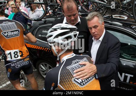 20120708 Uhr – ROESELARE, BELGIEN: Belgischer stellvertretender Teamleiter Lucien Van Impe von Accent. Jobs-Willems Veranda wird zu Beginn des GP Jean-Pierre Monsere Radrennen in Roeselare, Sonntag, den 08. Juli 2012, gezeigt. Die belgische Fahrradwelt ist schockiert nach dem unerwarteten Tod von Accent Jobs, dem Radfahrer Rob Goris, der in Veranda Willems, ein ehemaliger professioneller Eishockeyspieler, in seinem Hotel in Honfleur, Frankreich, war. Goris nahm nicht an der Tour Teil. Mittwochabend war er Gast in der TV-Talkshow „Vive le Velo“ der Tour de France des VRT. Goris, nur 30 Jahre alt, starb an einem herzinfarkt Stockfoto