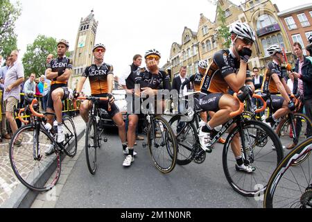 20120708 - ROESELARE, BELGIEN: Abbildung zeigt die Fahrer von Accent Jobs - Willems-Team von Veranda mit einem schwarzen Band zum Gedenken an Rob Goris zu Beginn des GP Jean-Pierre Monsere-Radrennen in Roeselare, Sonntag, den 08. Juli 2012. Die belgische Fahrradwelt ist schockiert nach dem unerwarteten Tod von Accent Jobs, dem Radfahrer Rob Goris, der in Veranda Willems, ein ehemaliger professioneller Eishockeyspieler, in seinem Hotel in Honfleur, Frankreich, war. Goris nahm nicht an der Tour Teil. Mittwochabend war er Gast in der TV-Talkshow „Vive le Velo“ der Tour de France des VRT. Goris, nur 30 Yen Stockfoto