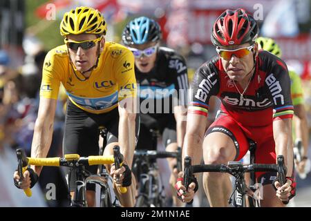 20120716 – PAU, FRANKREICH: British Bradley Wiggins vom Sky Procycling Team im gelben Trikot des Führers im Gesamtranking und australischer Cadel Evans vom BMC Racing Team auf der 15.. Etappe der 99.. Ausgabe des Radrennens Tour de France, 160km von Samatan nach Pau, Frankreich, Montag, 16. Juli 2012. BELGA FOTO KRISTOF VAN ACCOM Stockfoto