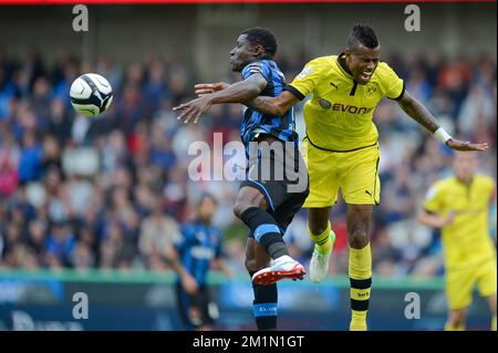 20120714 Uhr – BRÜGGE, BELGIEN: Joseph Akpala des Vereins und Felipe Santana von Borussia kämpfen um den Ball während des freundlichen Fußballspiels Club Brügge gegen den deutschen Champion Borussia Dortmund auf der Brügse Metten am Samstag, den 14. Juli 2012 in Brügge. BELGA FOTO BRUNO FAHY Stockfoto