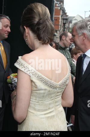 20120720 Uhr – BRÜSSEL, BELGIEN: Prinzessin Mathilde von Belgien und Kronprinz Philippe von Belgien zu Beginn eines Besuchs der Königsfamilie zum Konzert „Prelude to the National Day“ (Prelude a la Fete Nationale, Preludium tot de Nationale Feestdag) Im Palais des Beaux Arts - Paleis voor Schone Kunsten, in Brüssel, Freitag, den 20. Juli 2012. Morgen feiert Belgien seinen Nationalfeiertag. BELGA PHOTO VIRGINIE LEFOUR Stockfoto